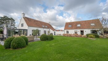 Exclusieve hoeve met apart bijgebouw op toplocatie (5.550 m² grond)