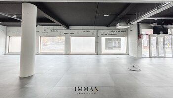 Centraal gelegen handelsgelijkvloers langs drukke weg (N43)