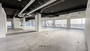Centraal gelegen handelsgelijkvloers langs drukke weg (N43)