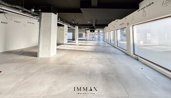 Centraal gelegen handelsgelijkvloers langs drukke weg (N43)