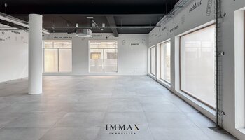 Immeuble commercial situé au centre, le long d'une route très fréquentée (N43) 