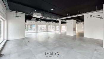 Immeuble commercial situé au centre, le long d'une route très fréquentée (N43) 