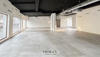 Immeuble commercial situé au centre, le long d'une route très fréquentée (N43) 