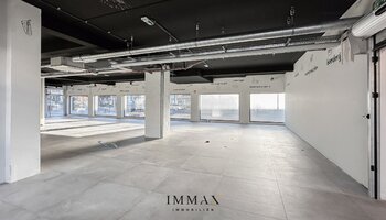 Immeuble commercial situé au centre, le long d'une route très fréquentée (N43) 