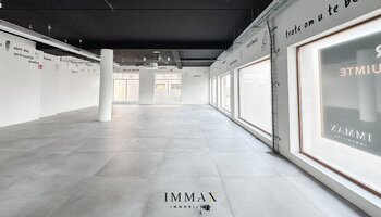 Immeuble commercial situé au centre, le long d'une route très fréquentée (N43)