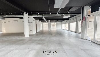 Immeuble commercial situé au centre, le long d'une route très fréquentée (N43)