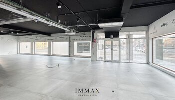 Immeuble commercial situé au centre, le long d'une route très fréquentée (N43)