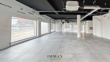 Immeuble commercial situé au centre, le long d'une route très fréquentée (N43)