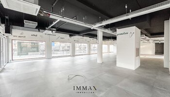 Immeuble commercial situé au centre, le long d'une route très fréquentée (N43)
