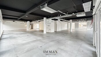 Immeuble commercial situé au centre, le long d'une route très fréquentée (N43)