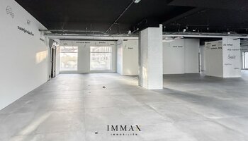 Immeuble commercial situé au centre, le long d'une route très fréquentée (N43)