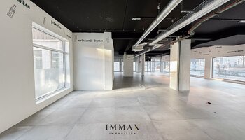 Immeuble commercial situé au centre, le long d'une route très fréquentée (N43)