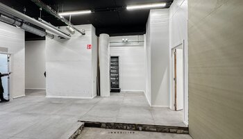 Immeuble commercial situé au centre, le long d'une route très fréquentée (N43)