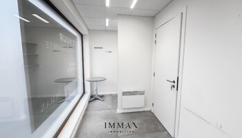 Immeuble commercial situé au centre, le long d'une route très fréquentée (N43)