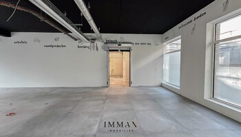 Immeuble commercial situé au centre, le long d'une route très fréquentée (N43)