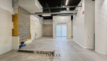 Immeuble commercial situé au centre, le long d'une route très fréquentée (N43)