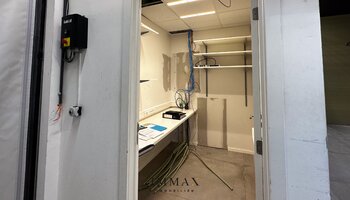 Immeuble commercial situé au centre, le long d'une route très fréquentée (N43)