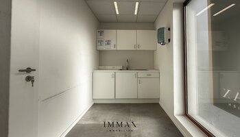 Immeuble commercial situé au centre, le long d'une route très fréquentée (N43)