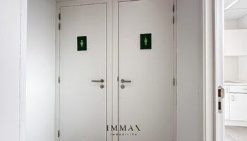 Immeuble commercial situé au centre, le long d'une route très fréquentée (N43)