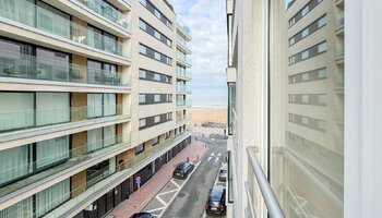 Subliem gerenoveerd 2SLK-appartement met zijdelings zeezicht in het Zoute