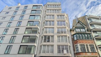 Subliem gerenoveerd 2SLK-appartement met zijdelings zeezicht in het Zoute