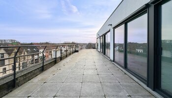 Gerenoveerde penthouse met zongericht en uitzonderlijk groot terras