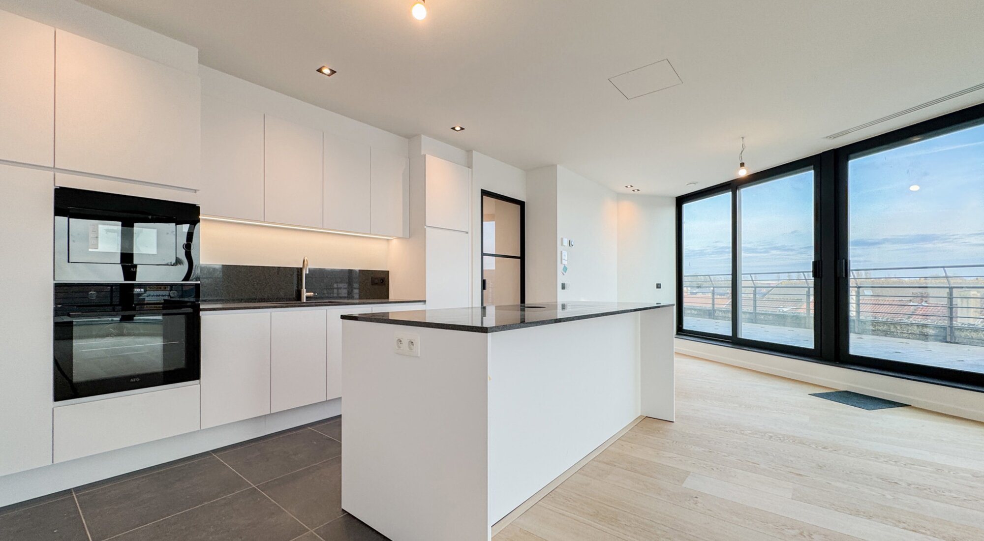 Gerenoveerde penthouse met zongericht en uitzonderlijk groot terras