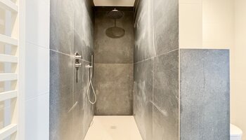 Gerenoveerde penthouse met zongericht en uitzonderlijk groot terras