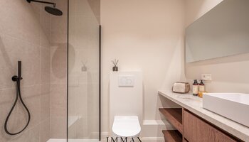 Prachtig gerenoveerd hoekappartement met open zicht