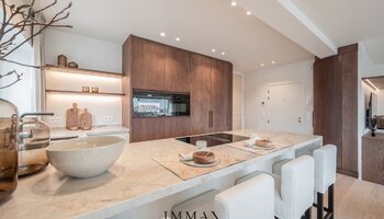 Prachtig gerenoveerd hoekappartement met open zicht