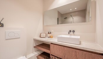 Prachtig gerenoveerd hoekappartement met open zicht