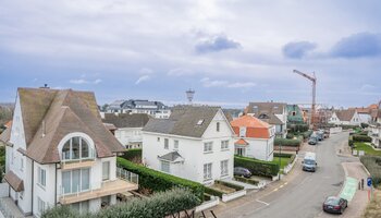 Prachtig gerenoveerd hoekappartement met open zicht
