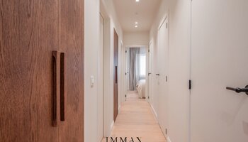 Prachtig gerenoveerd hoekappartement met open zicht
