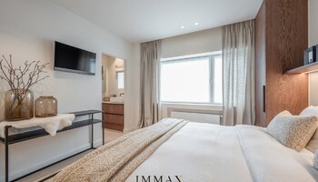 Prachtig gerenoveerd hoekappartement met open zicht