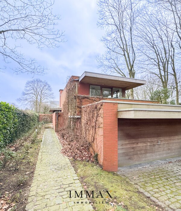 Residentieel gelegen ruime villa in bosrijke omgeving