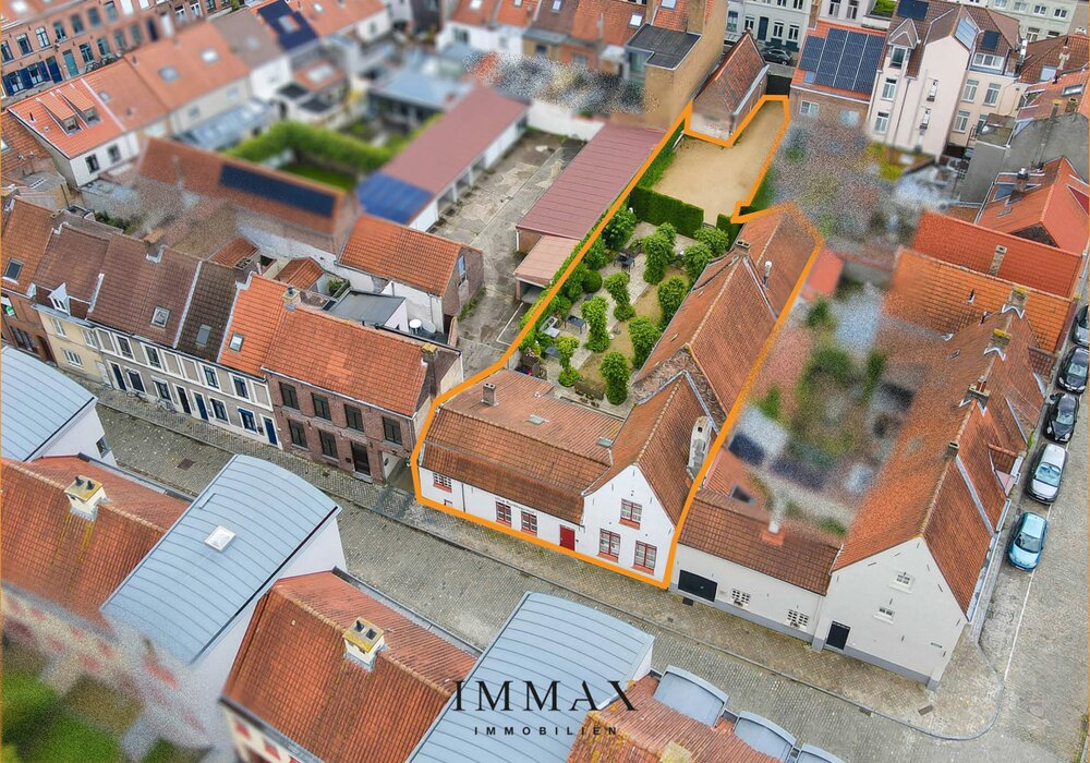 Polyvalent handelshuis met horecazaak/privéwoning/ruim terras/privé-parking