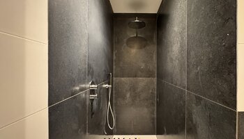 Gerenoveerde penthouse met ruim zongericht terras