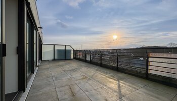 Gerenoveerde penthouse met ruim zongericht terras
