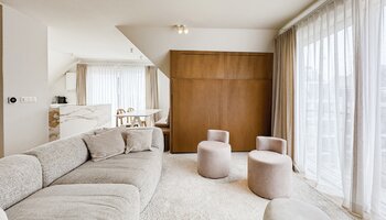 Appartement lumineux en duplex (en angle) situé au centre de la ville