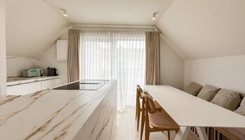 Appartement lumineux en duplex (en angle) situé au centre de la ville