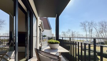 App récente (2017) avec terrasse spacieuse et vue imprenable sur l'eau.
