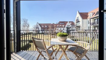 App récente (2017) avec terrasse spacieuse et vue imprenable sur l'eau.