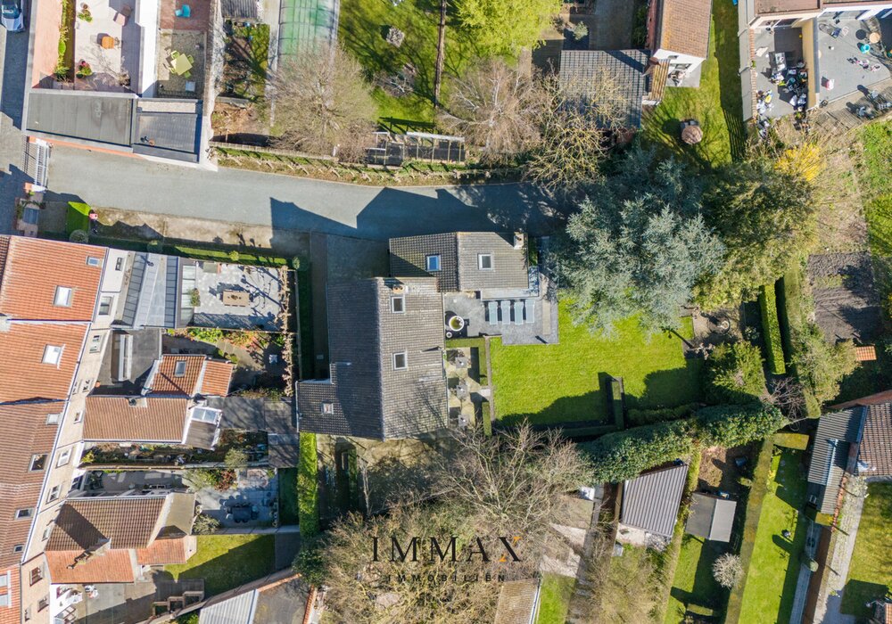 Villa unique avec grand jardin et parking au centre Ville