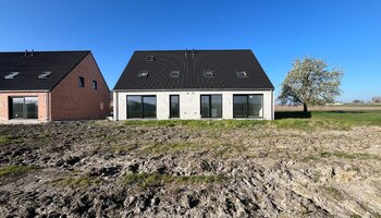 Halfopen nieuwbouwwoning met panoramisch zicht op weilanden