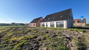 Halfopen nieuwbouwwoning met panoramisch zicht op weilanden