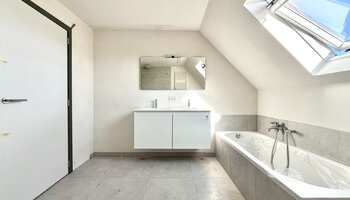 Halfopen nieuwbouwwoning met panoramisch zicht op weilanden