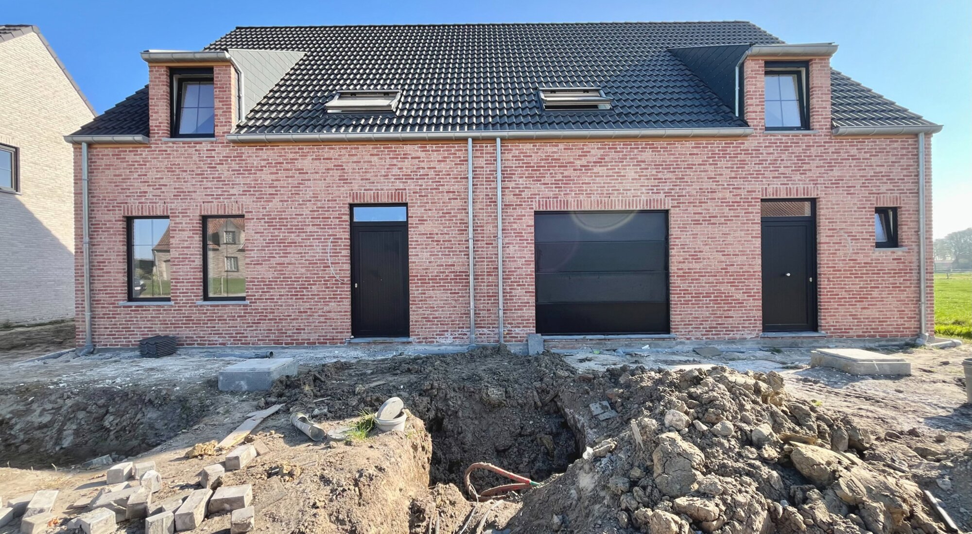 Halfopen nieuwbouwwoning met panoramisch zicht op weilanden