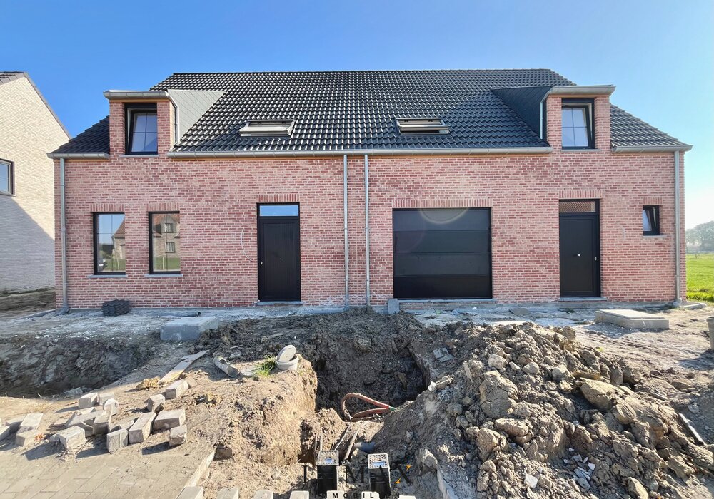 Halfopen nieuwbouwwoning met panoramisch zicht op weilanden