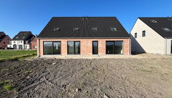 Halfopen nieuwbouwwoning met panoramisch zicht op weilanden