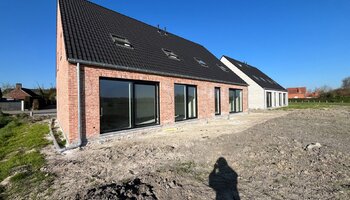 Halfopen nieuwbouwwoning met panoramisch zicht op weilanden